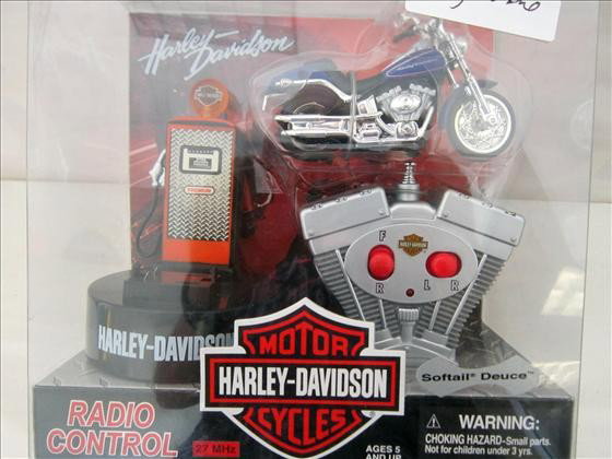 Harley Davidson - Softail Deuce: Harley Davidson - Radio control Softail Deuce new in box - 2003