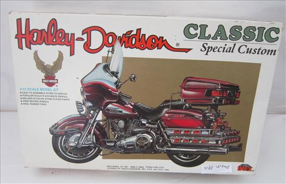 Harley Davidson plastic model: Harley Davidson plastic model - in box - 1/12 scale - red - Classic special Custom