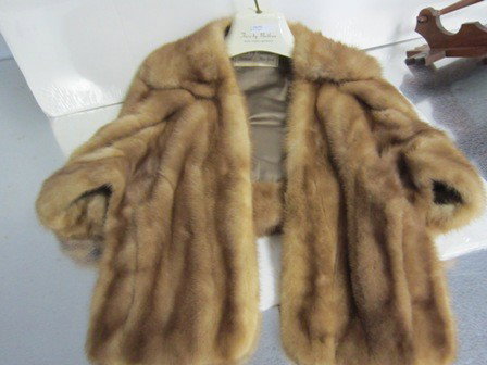 Fur stole - By Nathan: Fur stole - By Nathan - Detroit and New York - - small size - medium in color