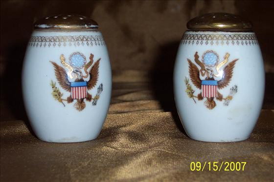 Presidential Salt & Pepper Shakers - Gold trim: Presidential Salt & Pepper Shakers - Gold trim