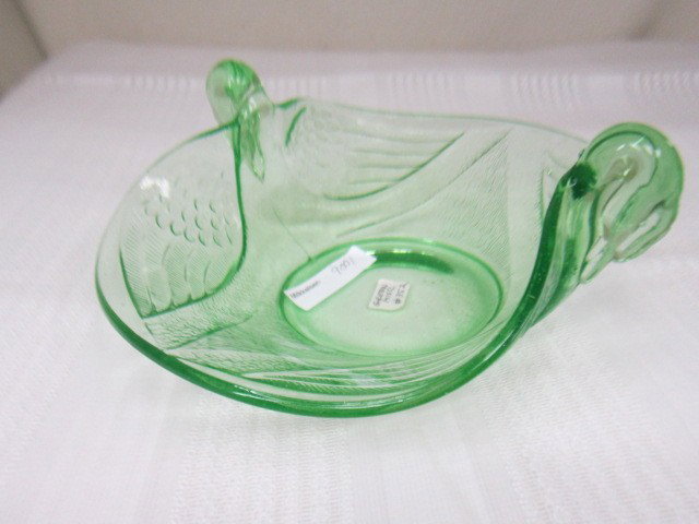 Green Fenton Swan Console bowl: Green Fenton Swan Console bowl 7" across