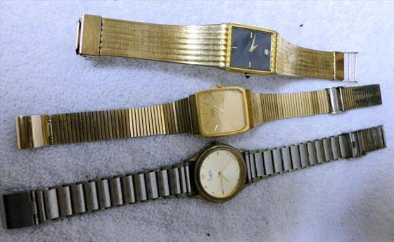 3 men's watches gold and silver tone: 3 men's watches gold and silver tone - Pulsar - Sheffield - Seiko - has crack in case top