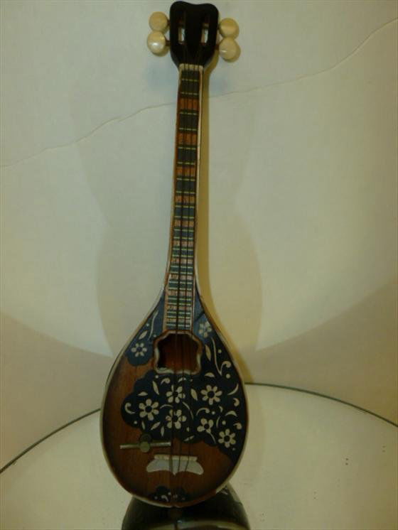 Wood mandolin-musical-working-10 1/2": Wood mandolin -musical-working- with strings black and white flowers black and brown body-10 1/2"