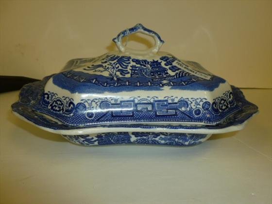 blue Willow covered vegetable bowl: blue Willow covered vegetable bowl - Charles Allerton and sons - 11 1/2 long
