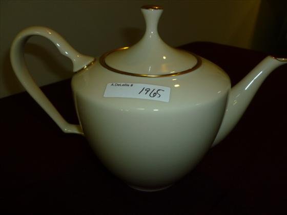 Lenox tea pot - gold trim: Lenox tea pot - gold trim gold mark 5 tall - excellent