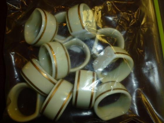 Lenox - set 12 napkins rings: Lenox - set 12 napkins rings - white with gold trim flat bottom
