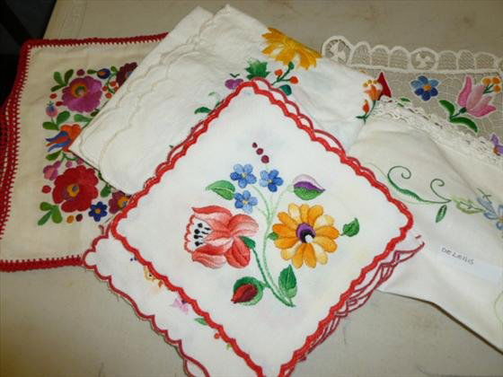 Assorted lot of lines and lace: Assorted lot of lines and lace embroidered dollies napkins and scarf's multi colored flowers in great condition