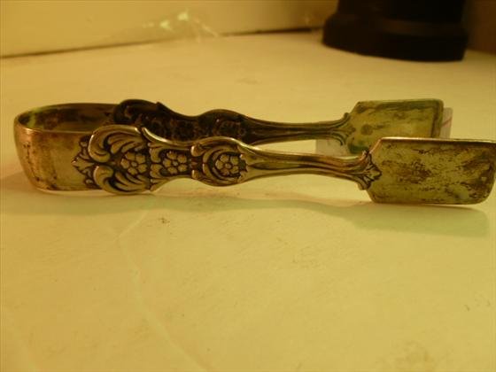Sterling sugar tongs: Sterling sugar tongs - flower design oblong fronts Sterling - 41 grams total weight - 5 long