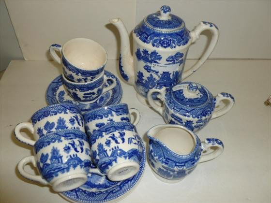 15 pc blue and white tea set-Japan: 15 pc blue and white tea set-Japan- blue willow pattern- cups-saucers- cream-sugar tea pot nice set
