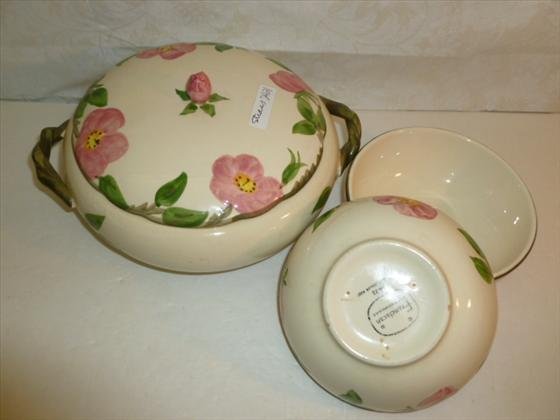 3 piece Franciscan ware: 3 piece Franciscan ware- covered vegetable with handles and 2 cereal bowls- 5 3/4-10"- good condition