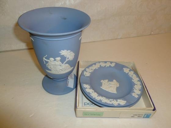 2 pcs- Jasper ware Wedgwood vase and ash tray's with bo: 2 pcs- Jasper ware Wedgwood vase and ash tray's with box- good condition- clean