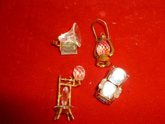 4 piece Swarovski crystal miniatures: 4 piece Swarovski crystal miniatures with gold plating rocker, spinning wheel, lantern, phonograph all good condition