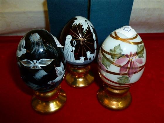 3 Hand painted Fenton Collectibles eggs 22kt gold plate: 3 Hand painted Fenton Collectibles eggs 22kt gold plated stands- Birds-manger scene and poinsettia- 3 1/2 tall- 2 boxes-