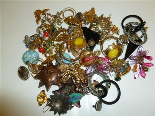 Nice bag lot of assorted costume jewelry all kinds of: Nice bag lot of assorted costume jewelry all kinds of earrings in gold and silver tone-nice mixture