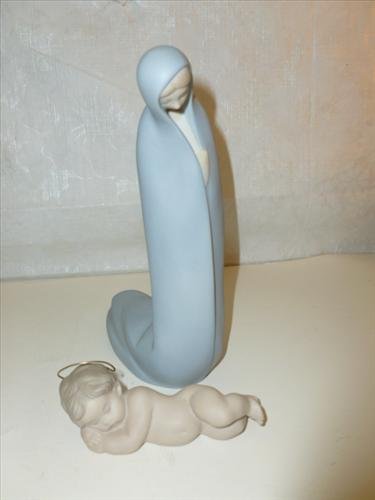 2 LLadro figures baby boy resting and Nun kneeling: 2 LLadro figures baby boy resting and Nun kneeling down-3rd mark-1971-74 both new like condition-7"
