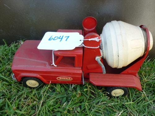 Tonka cement mixer- red and white iron and plastic-Jeep: Tonka cement mixer- red and white iron and plastic-Jeep model