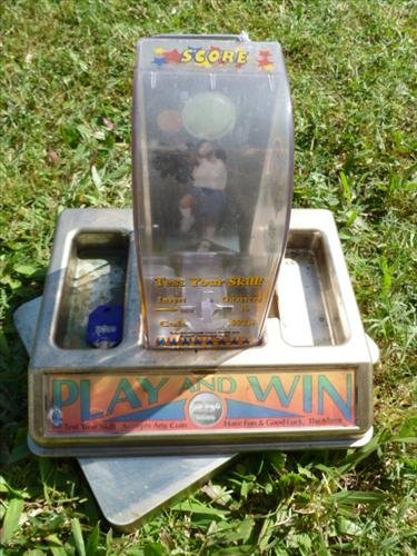 Play and win 25 cent test your skill machine with key: Play and win 25 cent test your skill machine with key metal and plastic-basket ball player-