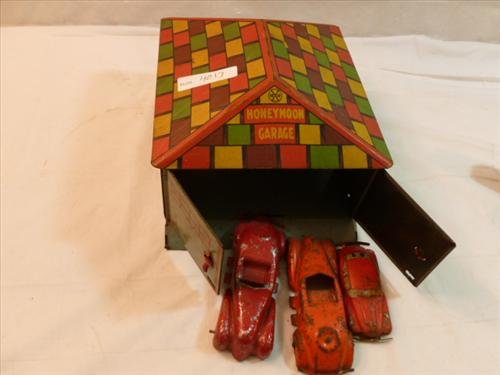 Marx tin litho Honey moon garage- with 3 metal cars: Marx tin litho Honey moon garage- with 3 metal cars- - paint original on all- but worn- 3 1/2 by 7 by 8