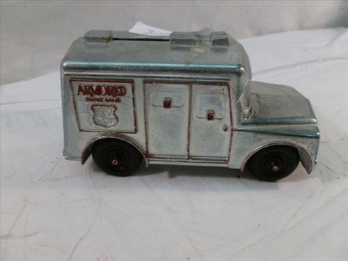 Armored car truck bank-Callen Mfg.- Melrose Park- Ill: Armored car truck bank-Callen Mfg.- Melrose Park- Ill .5 long-rubber wheels- cast aluminum - no repaint- original