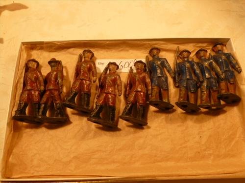 9 Lead soldiers- hollow- red and blue uniforms: 9 Lead soldiers- hollow- red and blue uniforms -original no repaint- tips of some rifles broke off