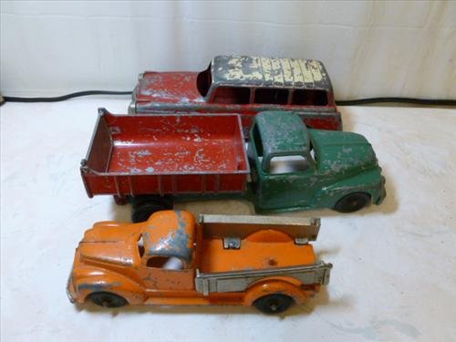 3 Metal Hubley Vehicles- trucks and station wagon: 3 Metal Hubley Vehicles- trucks and station wagon- red green orange rubber wheels- original no repaint- 7-9 1/2"