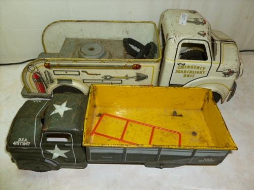 2 Marx Searchlight unit and USA Army Truck- original: 2 Marx Searchlight unit and USA Army Truck- original no repaint -13- 17 1/2 long- rust and missing part