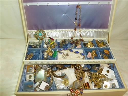 Jewelry box full of costume jewelry all shapes- kinds-: Jewelry box full of costume jewelry all shapes- kinds- designs some named maybe treasure or two- nice large lot -fun box