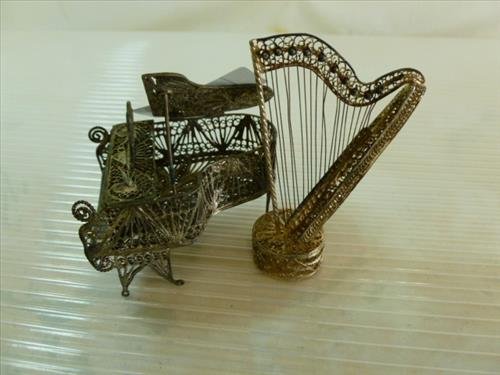 800 Silver un marked filigree mini doll house pieces: 800 Silver un marked filigree mini doll house pieces- Harp and Grand Piano- nice pieces