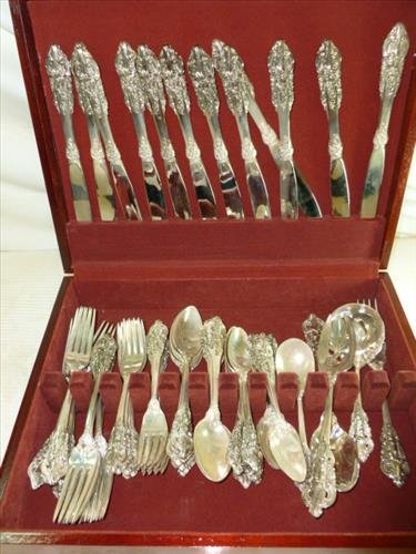 65 pc set with wood box godinger Baroque silver plate: 65 pc set with wood box godinger Baroque silver plate set- with serving pcs- service for 12- good condition nice fancy design