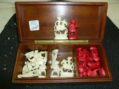 Carved Bone?? Chess pieces red and white- 1 3/4-2 1/8: Carved Bone?? Chess pieces red and white- 1 3/4-2 1/8 tall -10 red-10 white- nice details-buying as is