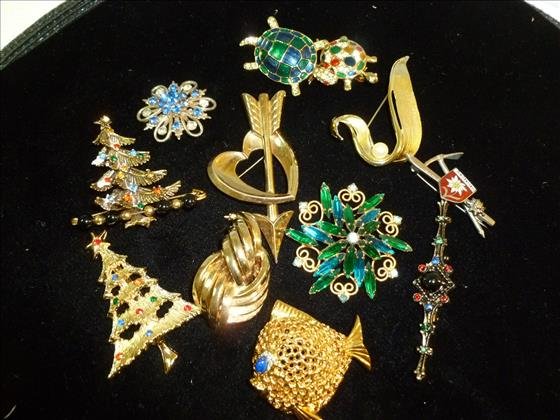 Lot of 14 costume jewelry pins- all shapes and styles: Lot of 14 costume jewelry pins- all shapes and styles gold tone with stones