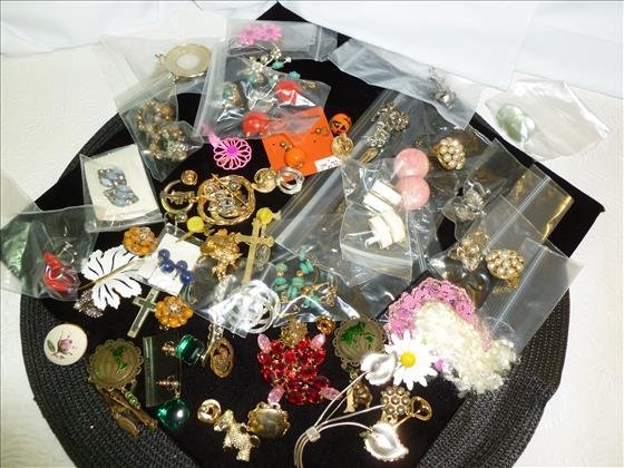 Nice lot of assorted pins and earrings all shapes (1 of 1)