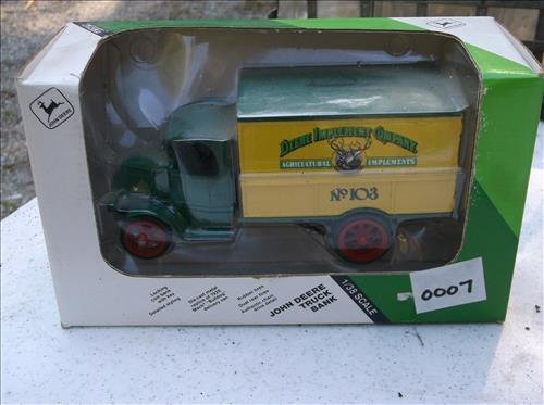 ERTLE JOHN DEERE 1/38 #5564 TRUCK BANK IN BOX: ERTLE JOHN DEERE 1/38 #5564 TRUCK BANK IN BOX