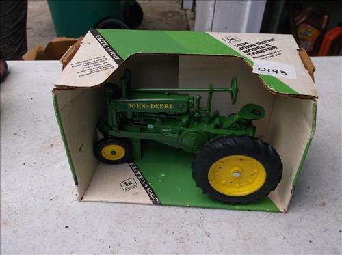 ERTLE JOHN DEERE 1934 MODEL "A" TRACTOR  1/16  #539DO (1 of 1)