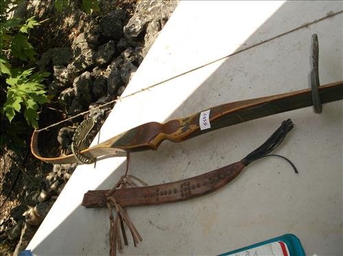 61"L BEN PEARSON JAVELINA RECURVE BOW & 22"L SHEATH: 61"L BEN PEARSON JAVELINA RECURVE BOW & 22"L LEATHER KNIFE SHEATH