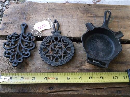 GRISWOLD CAST IRON SKILLET ASHTRAY & 2 TRIVETS: GRISWOLD CAST IRON SKILLET ASHTRAY/SPOONREST & 2 SMALL TRIVETS