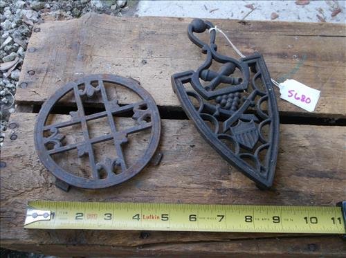 2 UNMARKED CAST IRON TRIVETS-ROUND & IRON SHAPED: 2 UNMARKED CAST IRON TRIVETS-ROUND & IRON SHAPED