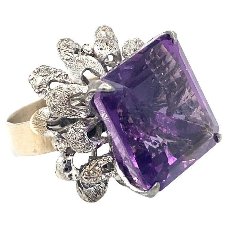 2000s Retro Style 8 Carat Amethyst Cocktail Ring in 18 Karat White Gold (1 of 5)