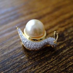 Diamond and Pearl Snail Brooch in 18K Yellow Gold