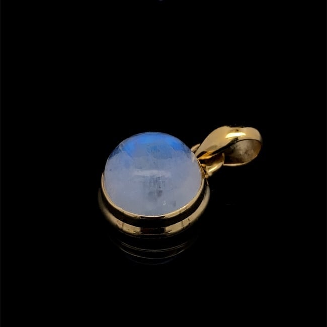 Moonstone Pendant in Gilt-Silver: Metal type: Gilt-silver, Stone: Moonstone, Measure: 20mm length, Weight: 2.3 grams