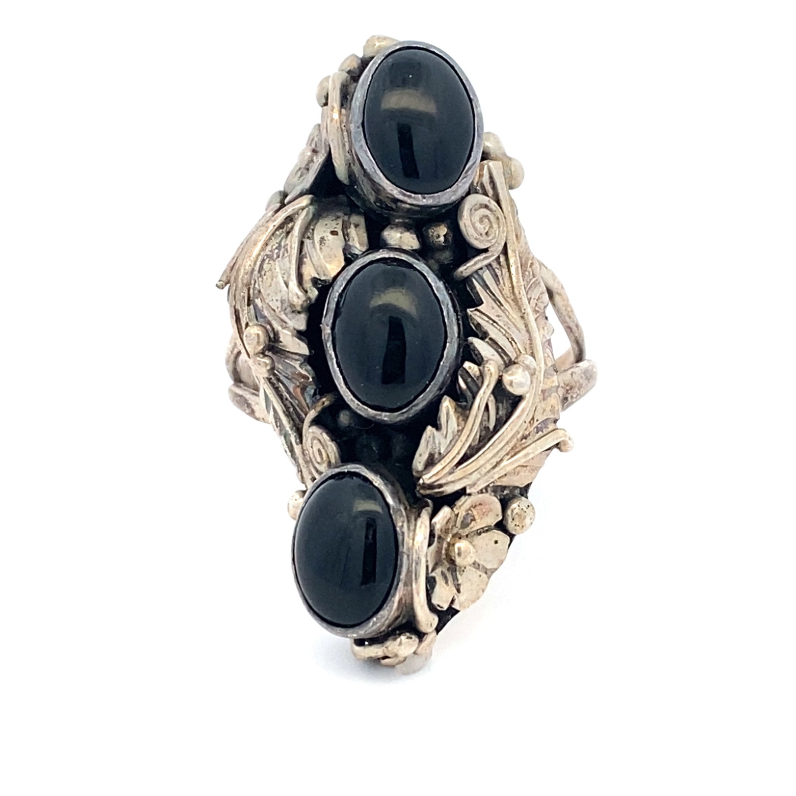 Sterling Silver Tony Guerro Three Stone Onyx Ring: Sterling Silver Tony Guerro three stone onyx ring with ornate foliate detail, size US 7, 7.56 grams