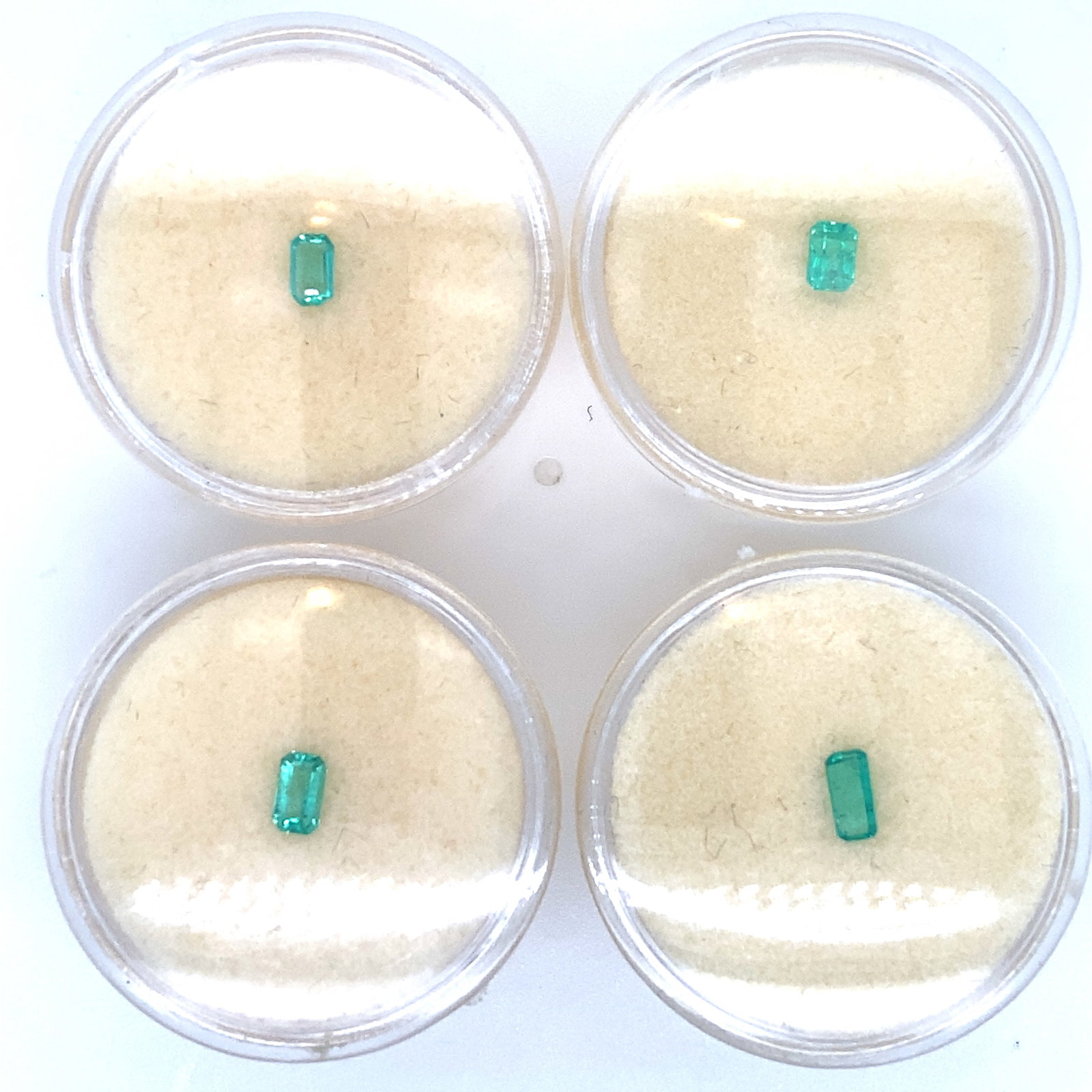 Lot of 4 Loose Emerald - 0.87CTW: Lot of 4 emerald gemstones P5 - total weight 0.87 carats