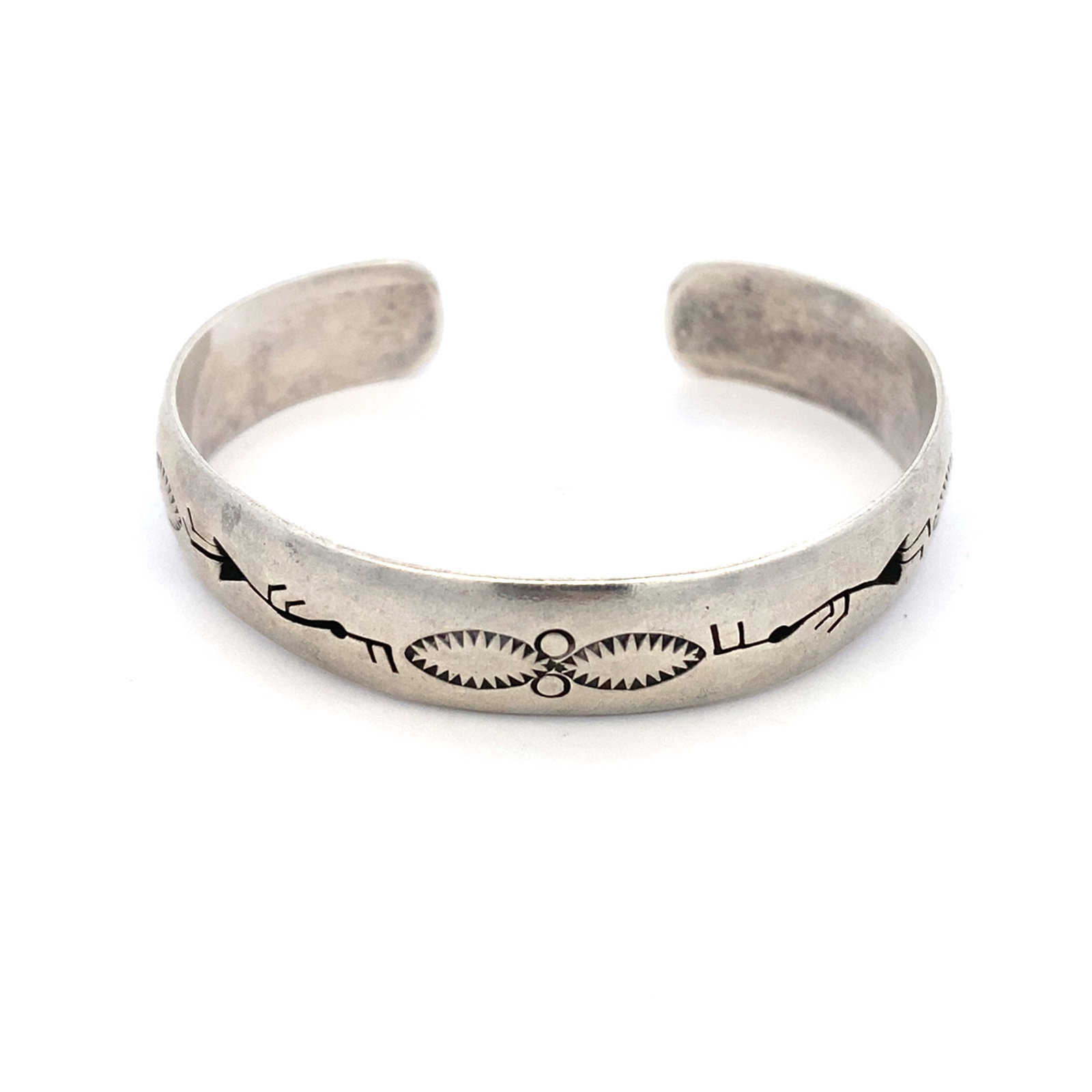 Vintage Native American Tooled Cuff Bracelet in Sterling Silver: Vintage Native American tooled cuff bracelet in sterling silver, Measure: 5.2cm width x 1cm Height, Weight: 22.3 grams