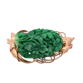 1890s Victorian Carved Green Jade Brooch with Leaf Design in 14 Karat Gold