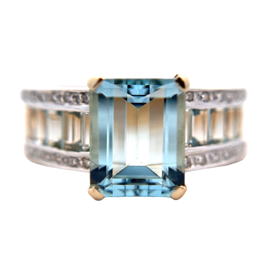 Aquamarine and Diamond ring in 14K Yellow Gold