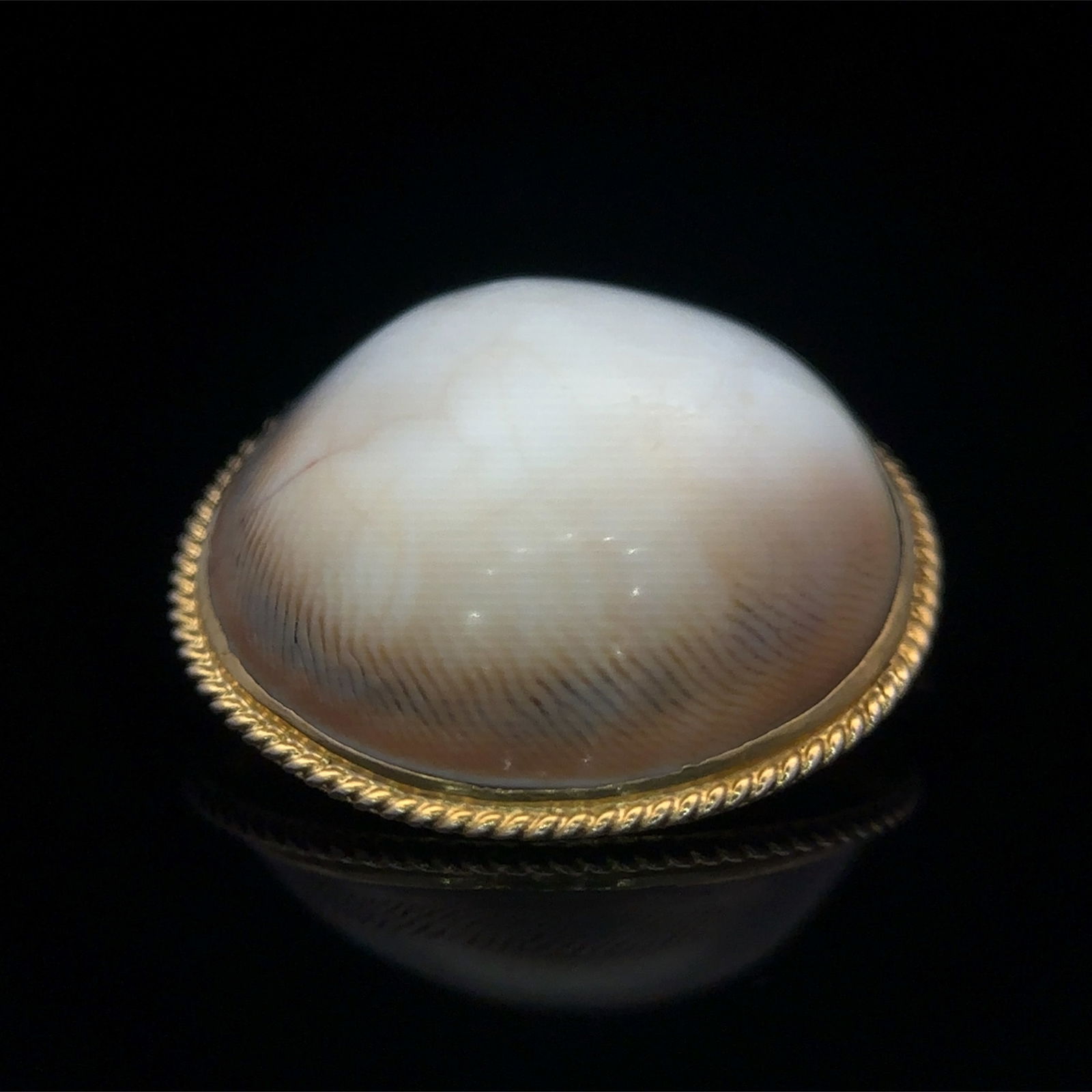 18K Yellow Gold Antique Shell Brooch