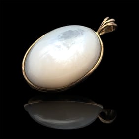 10K Yellow Gold Pendant with Mother of Pearl