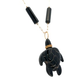 Circa 1950s 14K Yellow Gold Black Onyx Turtle Pendant & Necklace
