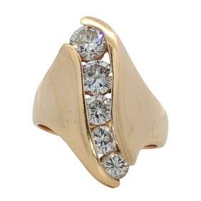 Graduated Diamond Ring in 14K Yellow Gold