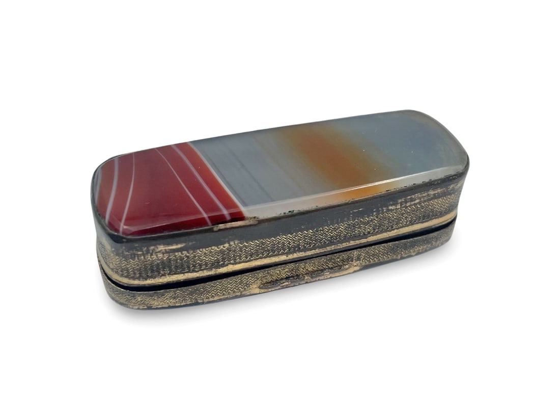 19th Century British Banded Carnelian (Agate) and Tortoise Shell Snuff Box: 19th century British banded carnelian (agate) and tortoise shell snuff box, dimensions 2.3 x 6.5 cm. Combined shipping is available for this item.